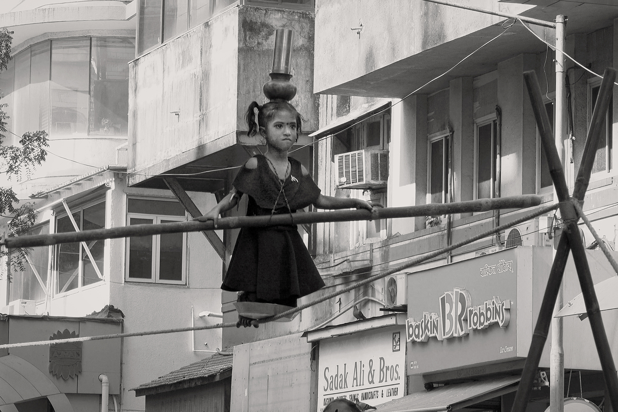 Christoph Radke, India, Mumbai, ein auf einem Seil balancierendes sehr junges Mädchen, 2020